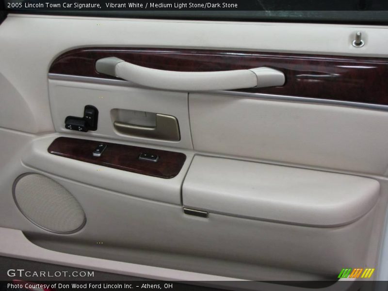 Vibrant White / Medium Light Stone/Dark Stone 2005 Lincoln Town Car Signature