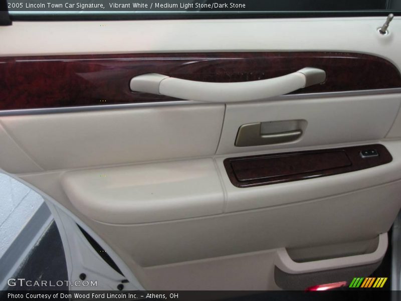 Vibrant White / Medium Light Stone/Dark Stone 2005 Lincoln Town Car Signature