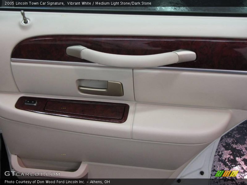 Vibrant White / Medium Light Stone/Dark Stone 2005 Lincoln Town Car Signature