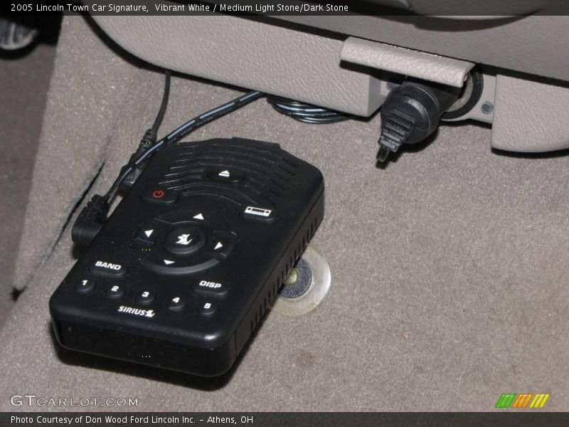 Vibrant White / Medium Light Stone/Dark Stone 2005 Lincoln Town Car Signature