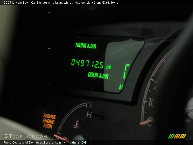 Vibrant White / Medium Light Stone/Dark Stone 2005 Lincoln Town Car Signature