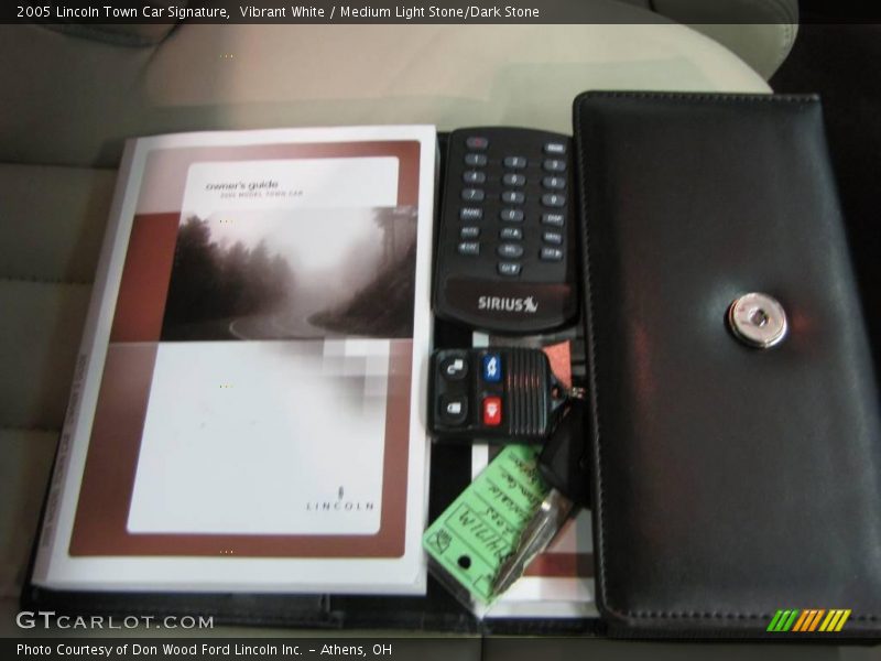 Vibrant White / Medium Light Stone/Dark Stone 2005 Lincoln Town Car Signature