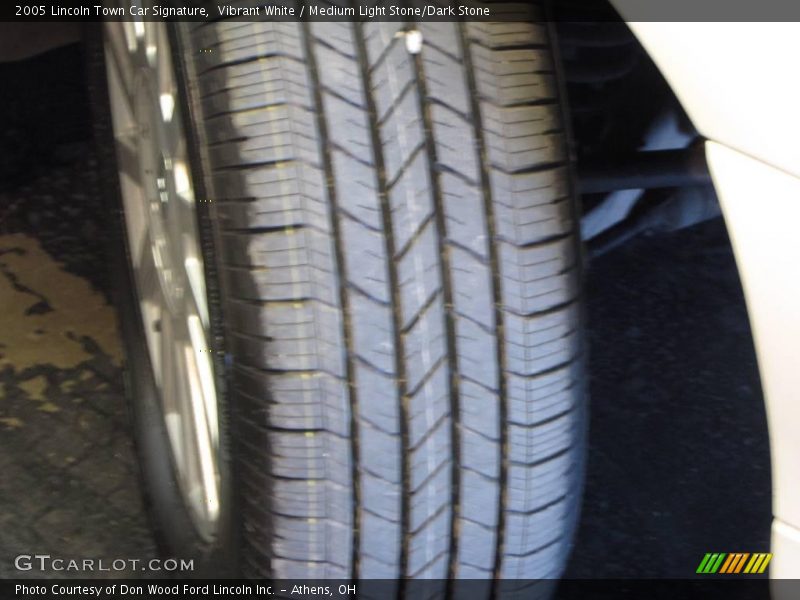 Vibrant White / Medium Light Stone/Dark Stone 2005 Lincoln Town Car Signature