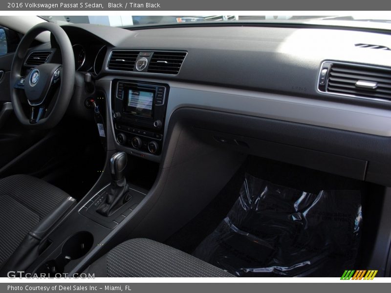 Black / Titan Black 2016 Volkswagen Passat S Sedan