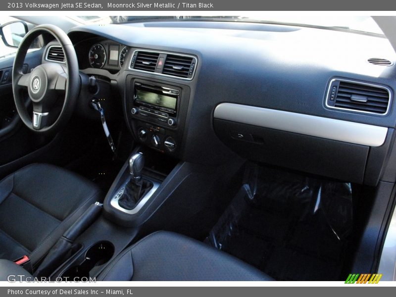 Moonrock Silver Metallic / Titan Black 2013 Volkswagen Jetta SE Sedan