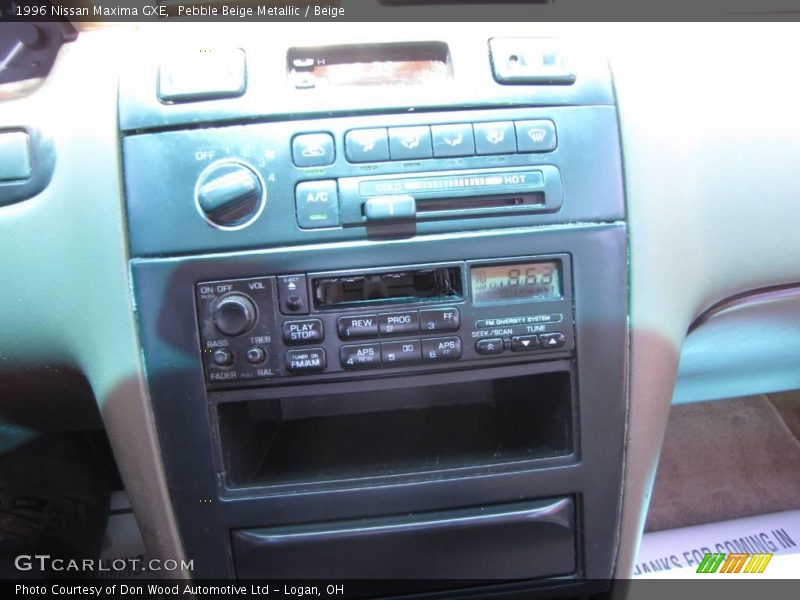 Pebble Beige Metallic / Beige 1996 Nissan Maxima GXE
