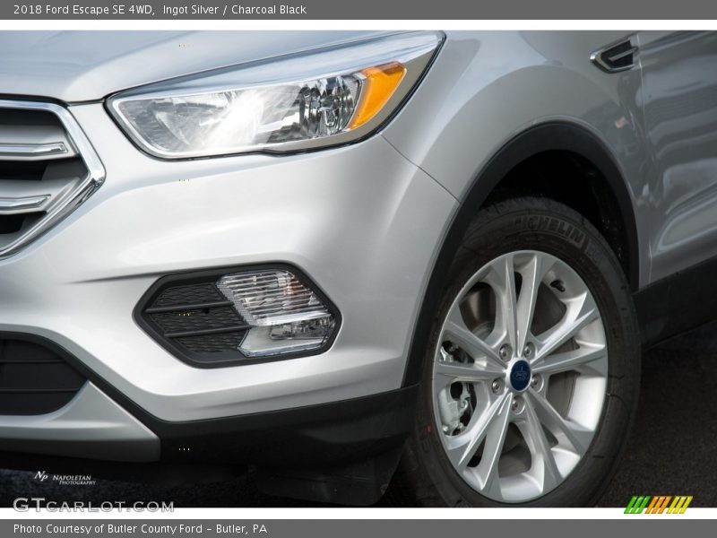 Ingot Silver / Charcoal Black 2018 Ford Escape SE 4WD