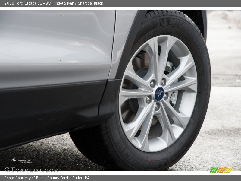 Ingot Silver / Charcoal Black 2018 Ford Escape SE 4WD