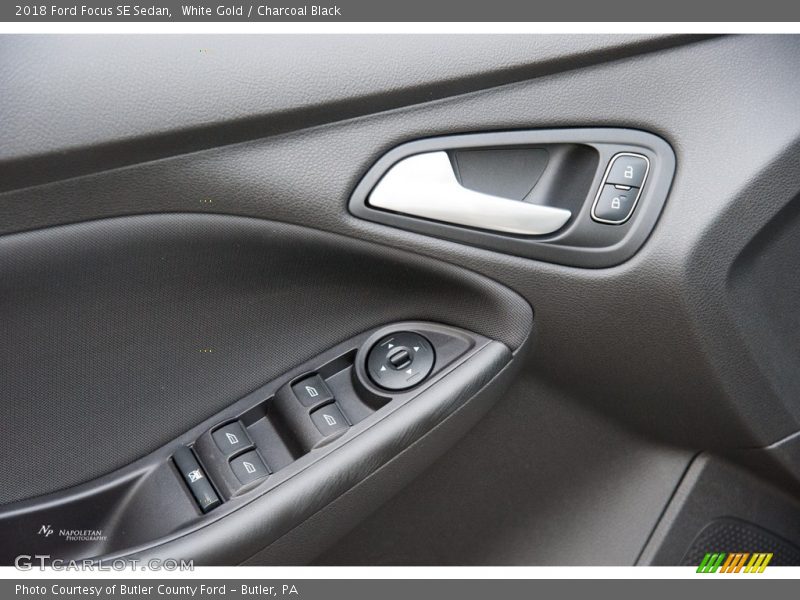 White Gold / Charcoal Black 2018 Ford Focus SE Sedan