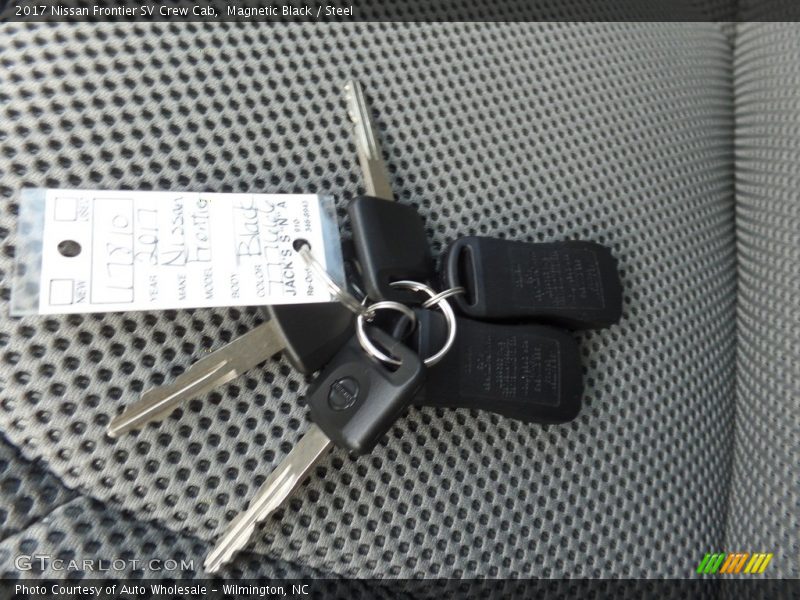 Magnetic Black / Steel 2017 Nissan Frontier SV Crew Cab