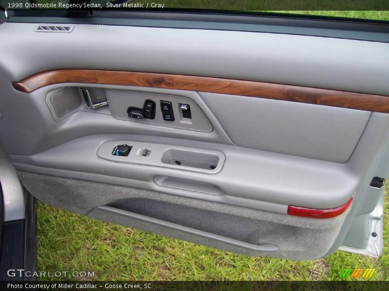 Silver Metallic / Gray 1998 Oldsmobile Regency Sedan