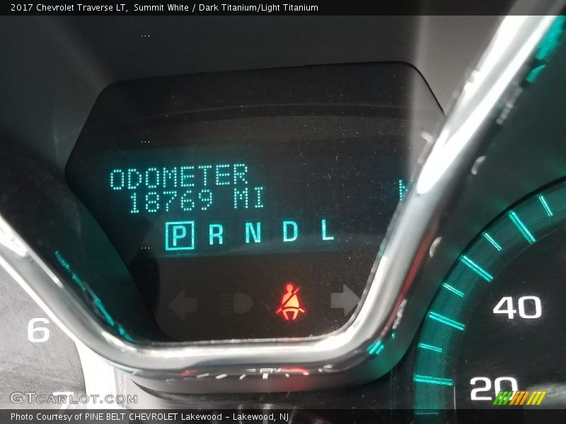 Summit White / Dark Titanium/Light Titanium 2017 Chevrolet Traverse LT