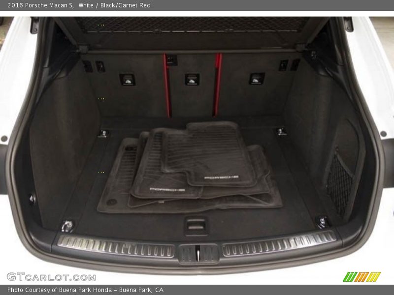 White / Black/Garnet Red 2016 Porsche Macan S