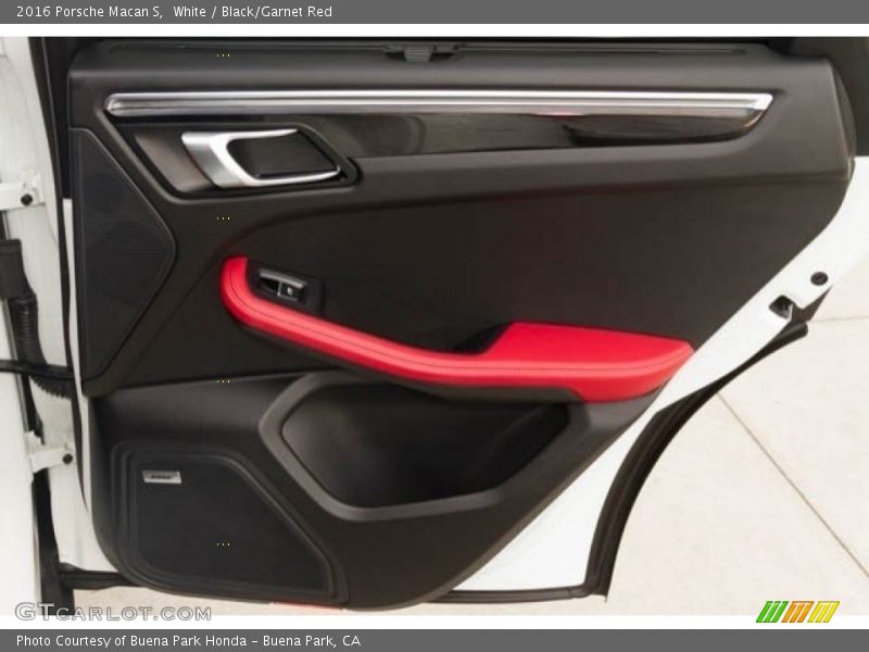 White / Black/Garnet Red 2016 Porsche Macan S