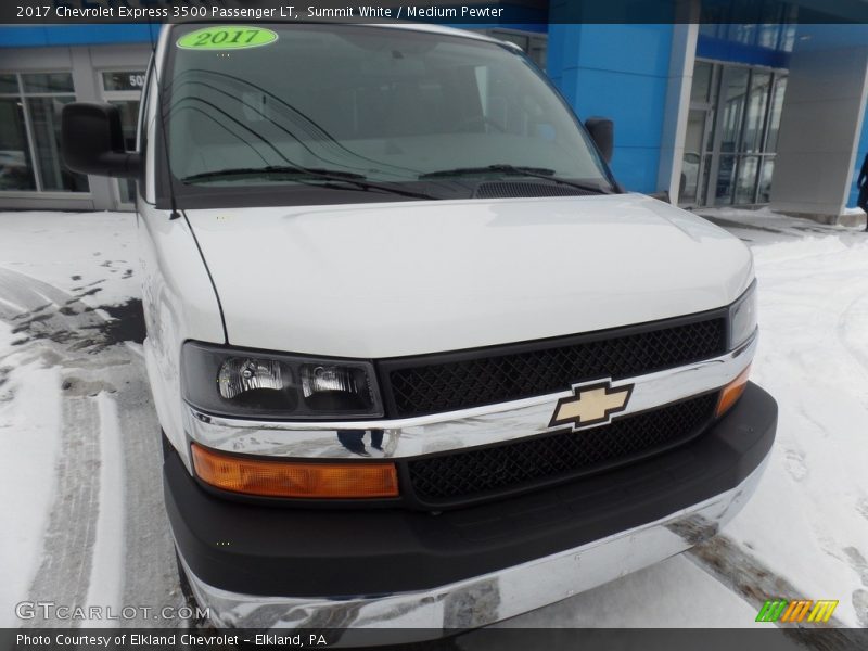 Summit White / Medium Pewter 2017 Chevrolet Express 3500 Passenger LT