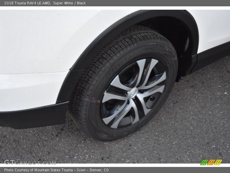 Super White / Black 2018 Toyota RAV4 LE AWD