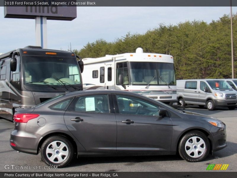 Magnetic / Charcoal Black 2018 Ford Focus S Sedan