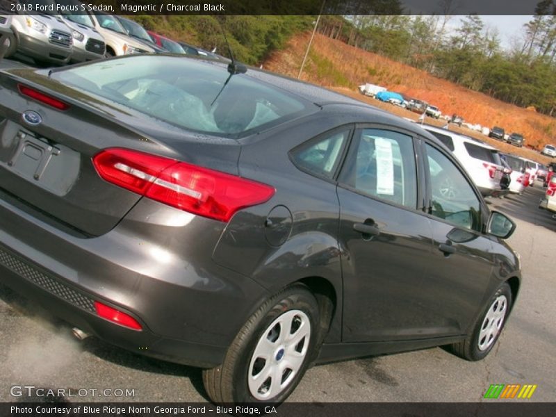 Magnetic / Charcoal Black 2018 Ford Focus S Sedan