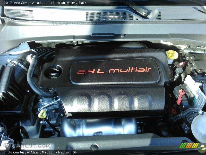 Bright White / Black 2017 Jeep Compass Latitude 4x4