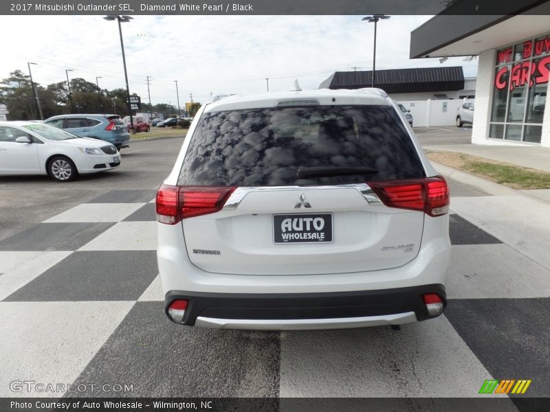 Diamond White Pearl / Black 2017 Mitsubishi Outlander SEL