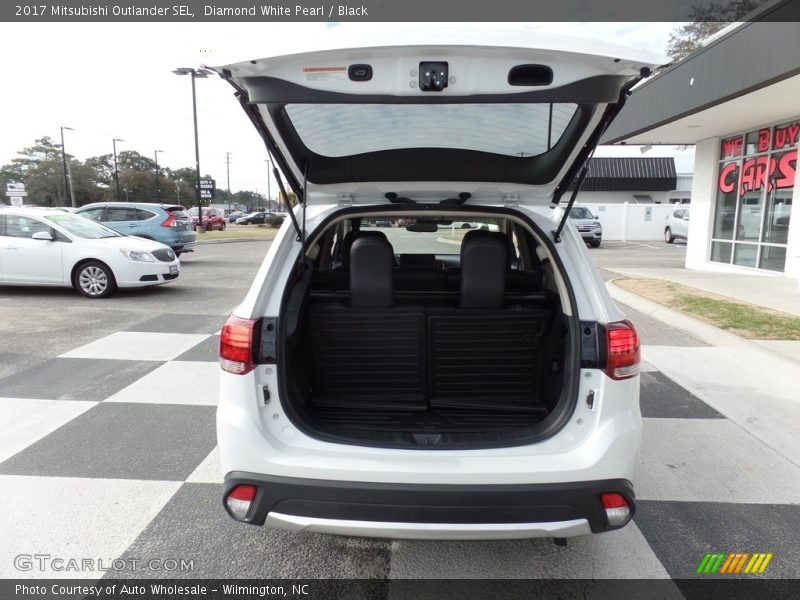 Diamond White Pearl / Black 2017 Mitsubishi Outlander SEL