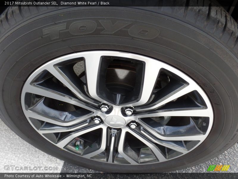 Diamond White Pearl / Black 2017 Mitsubishi Outlander SEL