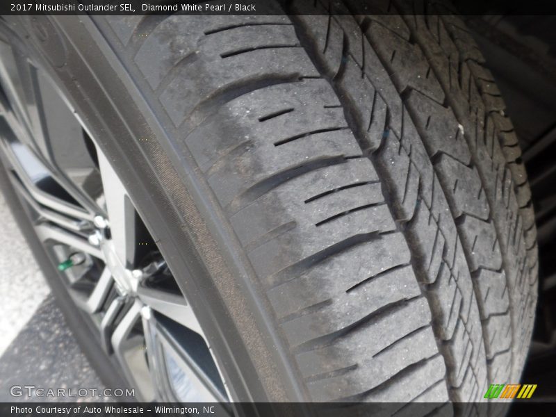 Diamond White Pearl / Black 2017 Mitsubishi Outlander SEL