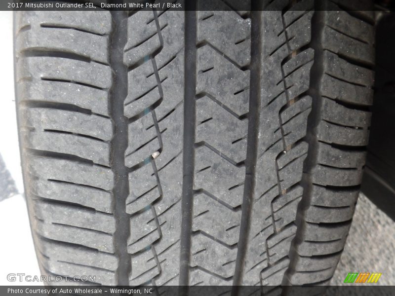 Diamond White Pearl / Black 2017 Mitsubishi Outlander SEL