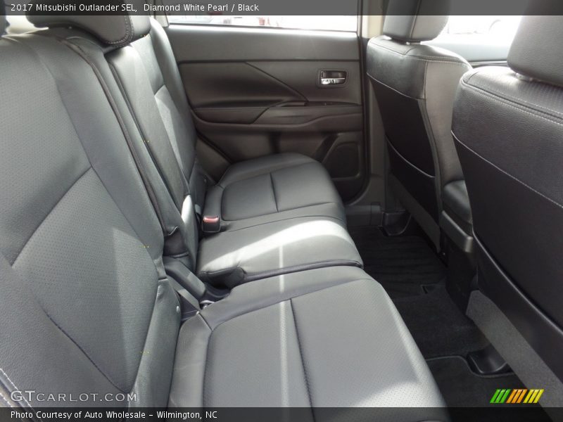 Diamond White Pearl / Black 2017 Mitsubishi Outlander SEL