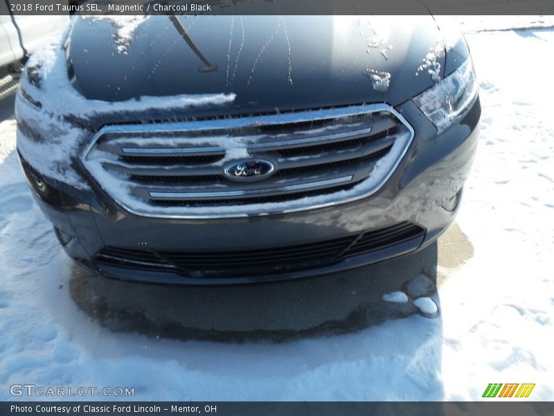 Magnetic / Charcoal Black 2018 Ford Taurus SEL