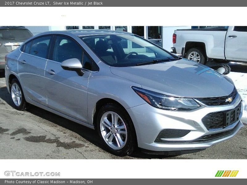 Silver Ice Metallic / Jet Black 2017 Chevrolet Cruze LT