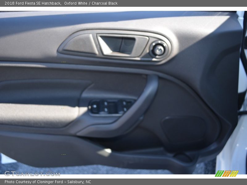 Oxford White / Charcoal Black 2018 Ford Fiesta SE Hatchback
