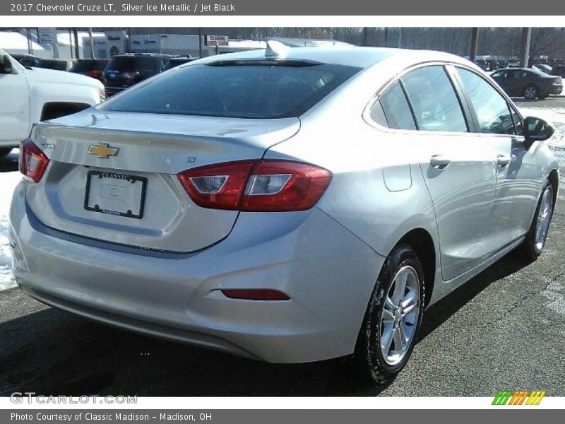 Silver Ice Metallic / Jet Black 2017 Chevrolet Cruze LT
