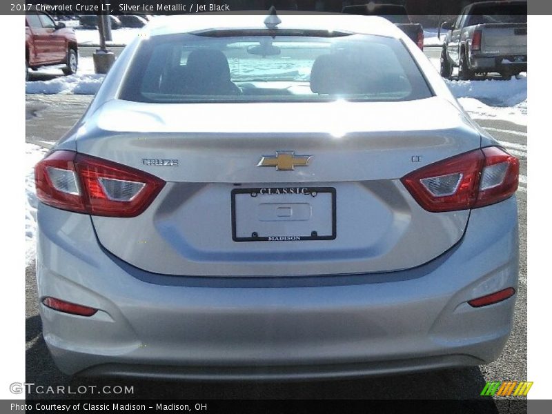 Silver Ice Metallic / Jet Black 2017 Chevrolet Cruze LT