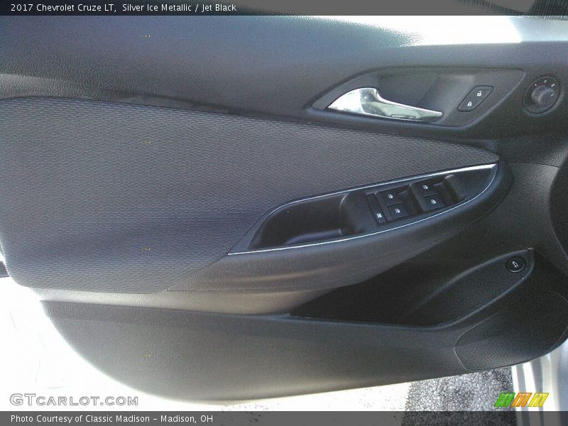 Silver Ice Metallic / Jet Black 2017 Chevrolet Cruze LT