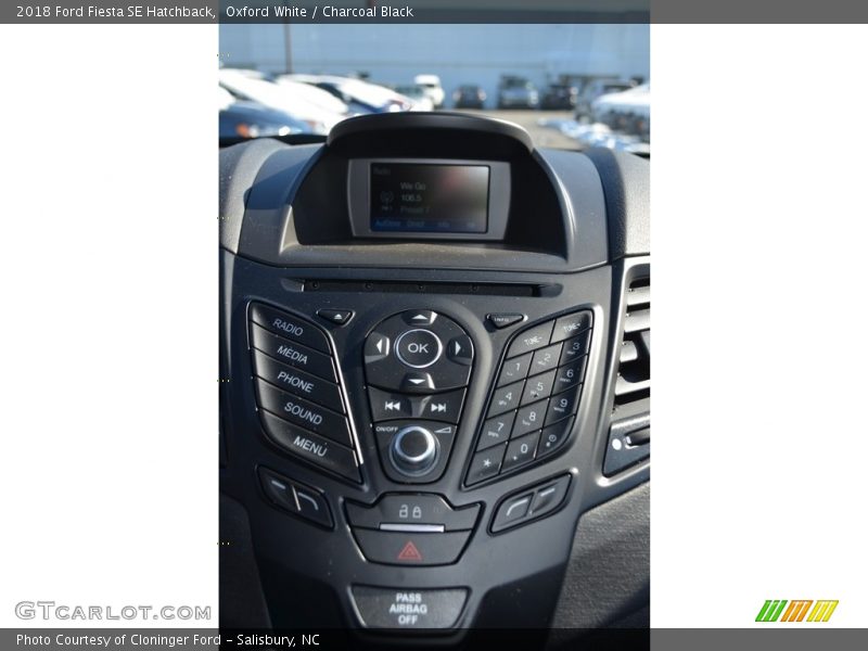 Oxford White / Charcoal Black 2018 Ford Fiesta SE Hatchback