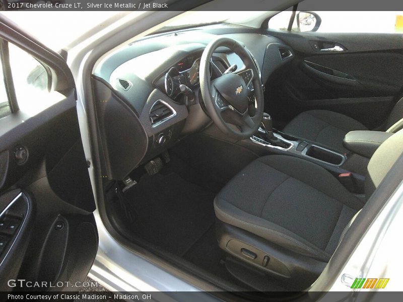 Silver Ice Metallic / Jet Black 2017 Chevrolet Cruze LT