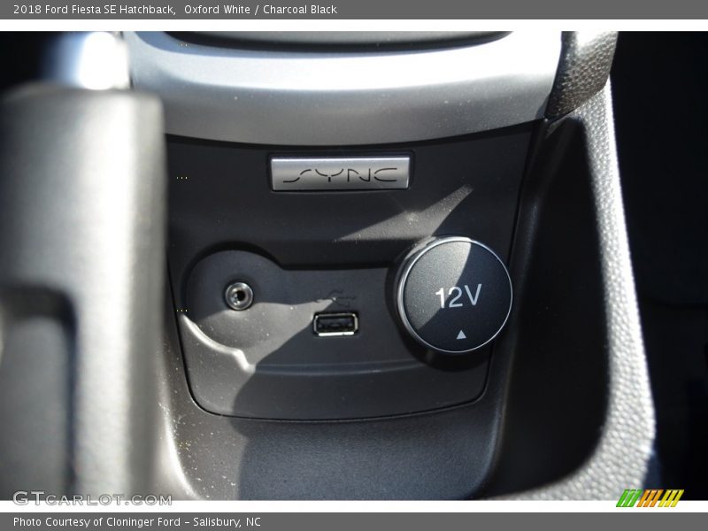 Oxford White / Charcoal Black 2018 Ford Fiesta SE Hatchback