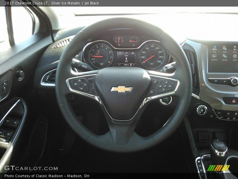 Silver Ice Metallic / Jet Black 2017 Chevrolet Cruze LT