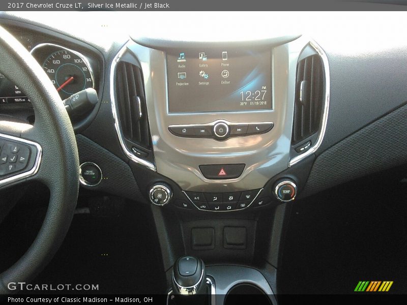 Silver Ice Metallic / Jet Black 2017 Chevrolet Cruze LT