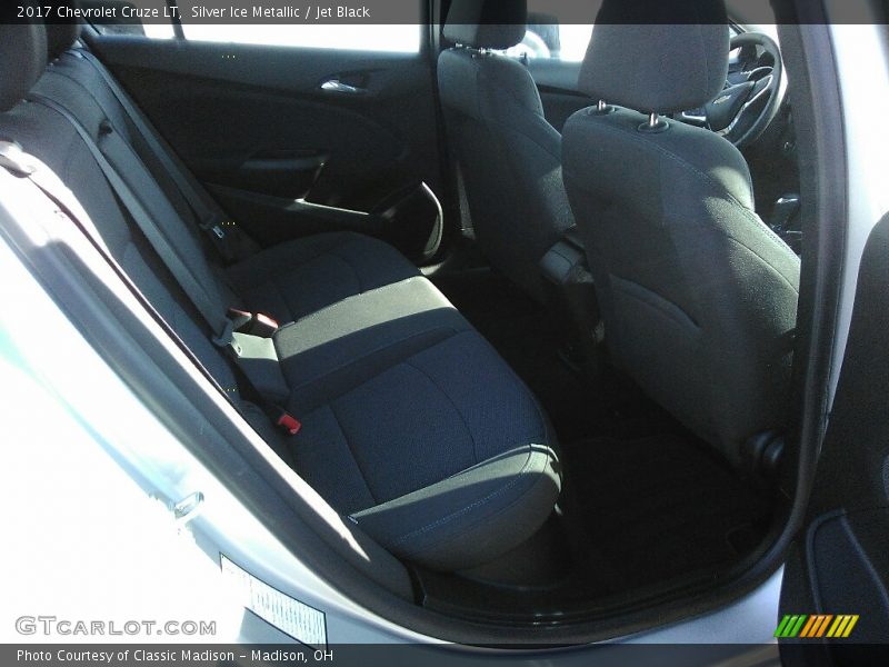 Silver Ice Metallic / Jet Black 2017 Chevrolet Cruze LT