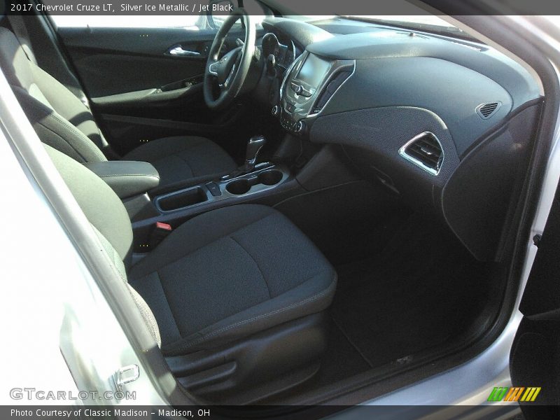 Silver Ice Metallic / Jet Black 2017 Chevrolet Cruze LT