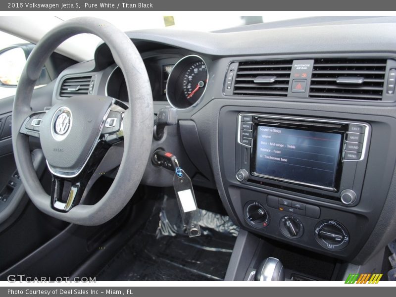 Pure White / Titan Black 2016 Volkswagen Jetta S