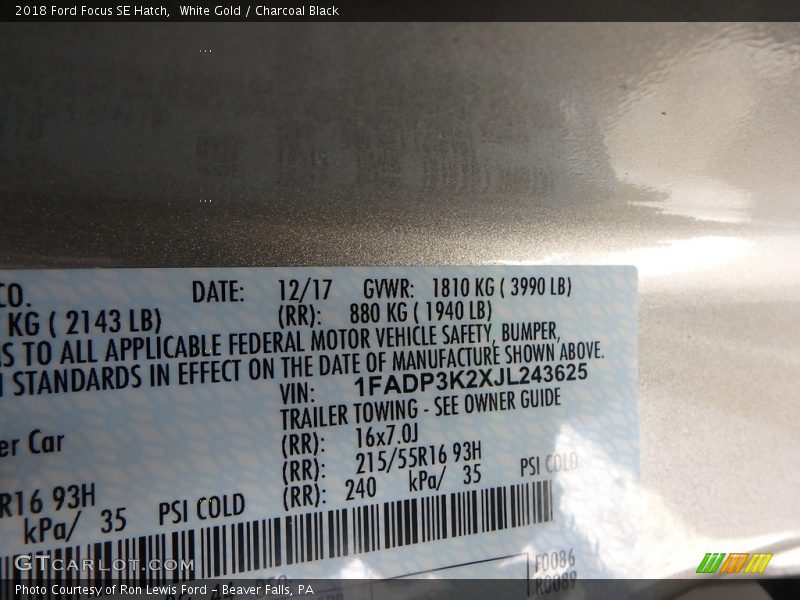 White Gold / Charcoal Black 2018 Ford Focus SE Hatch