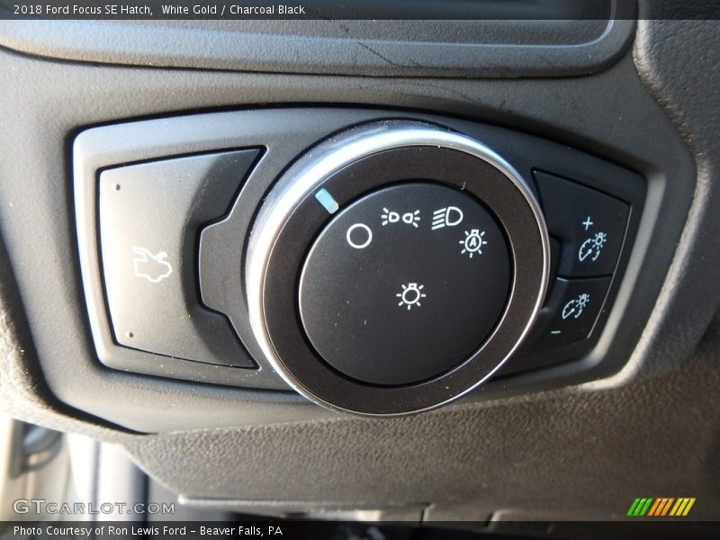 White Gold / Charcoal Black 2018 Ford Focus SE Hatch