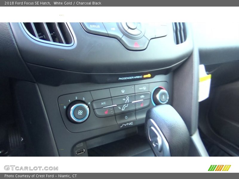 White Gold / Charcoal Black 2018 Ford Focus SE Hatch