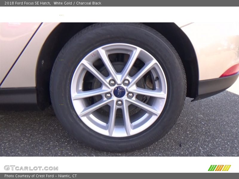 White Gold / Charcoal Black 2018 Ford Focus SE Hatch