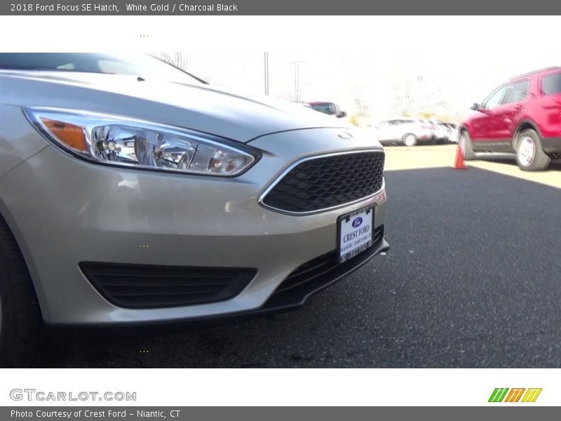 White Gold / Charcoal Black 2018 Ford Focus SE Hatch