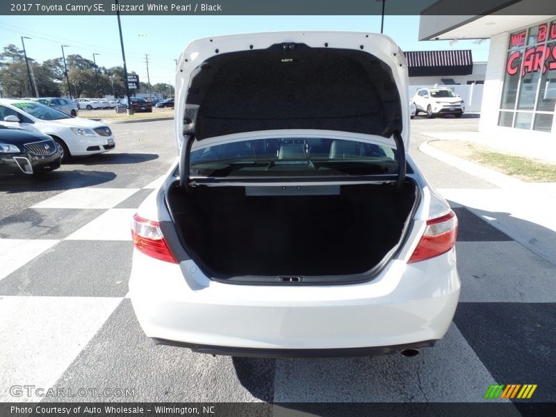 Blizzard White Pearl / Black 2017 Toyota Camry SE