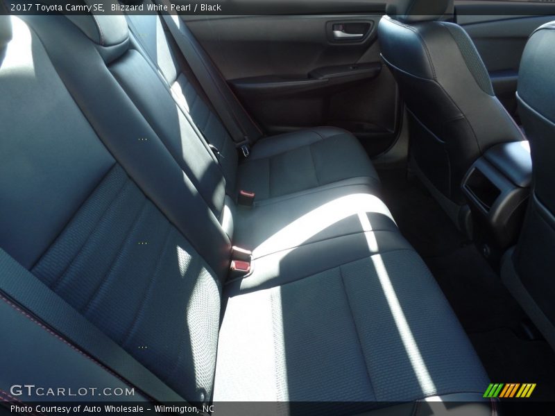 Blizzard White Pearl / Black 2017 Toyota Camry SE
